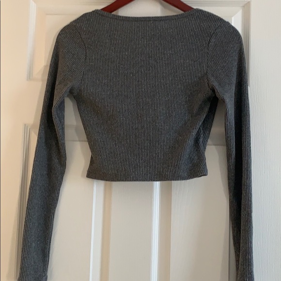 V-neck cropped long sleeve grey sweater - Picture 3 of 3